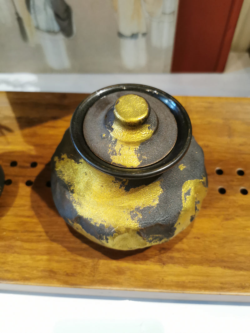 Gold painting tea jar